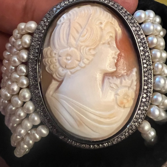 preowned freshwater pearls Cameo Bracelet - Picture 6 of 9